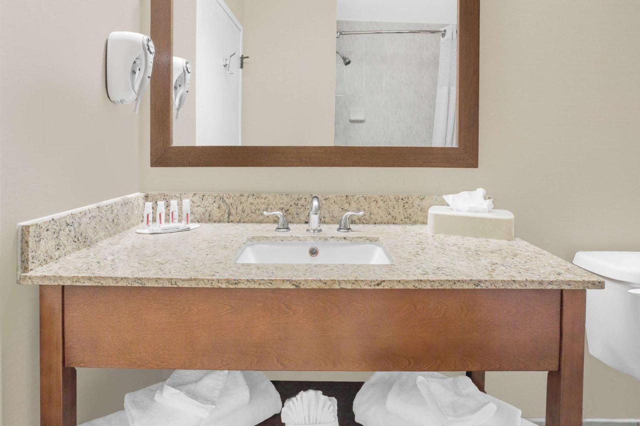 Ramada By Wyndham Denver International Airport Экстерьер фото