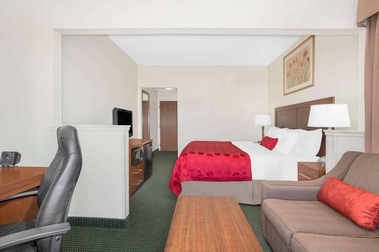Ramada By Wyndham Denver International Airport Экстерьер фото
