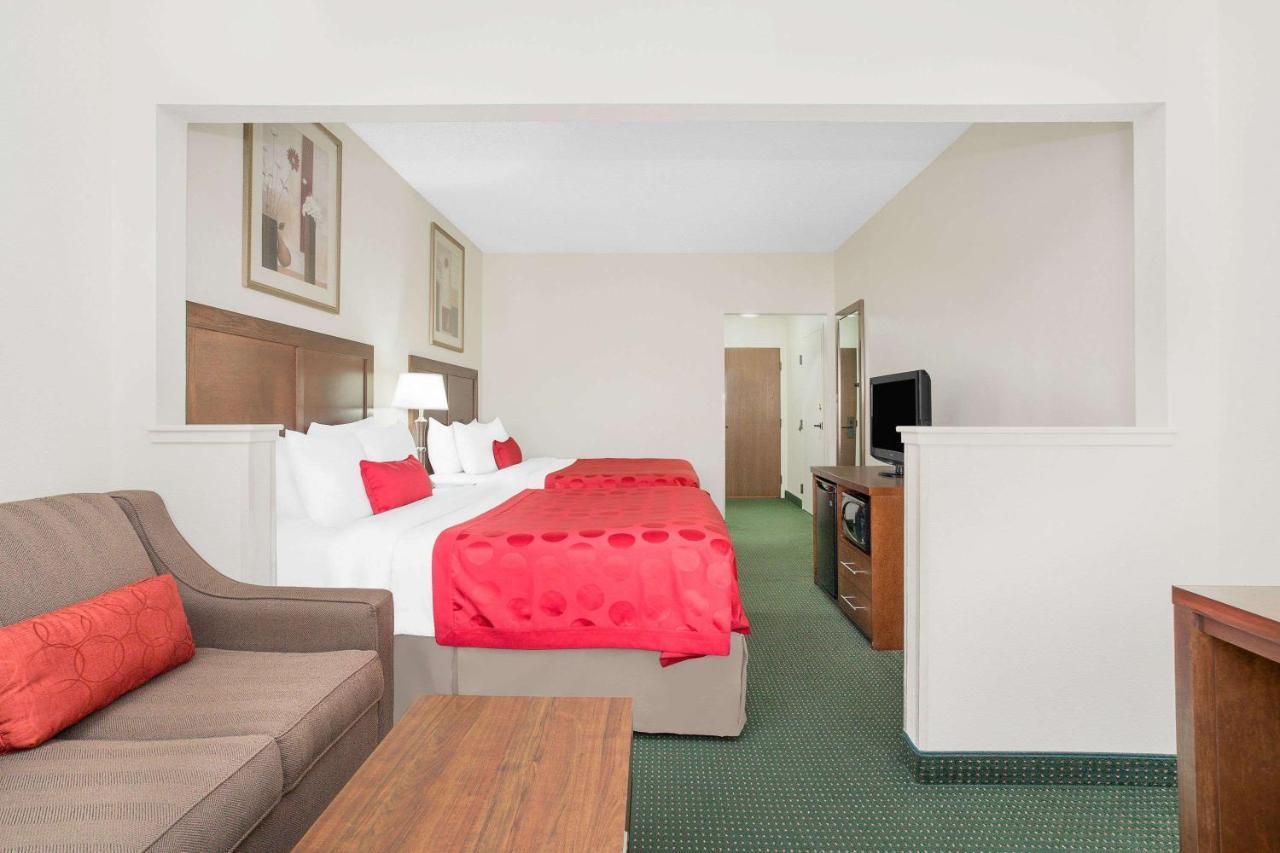 Ramada By Wyndham Denver International Airport Экстерьер фото