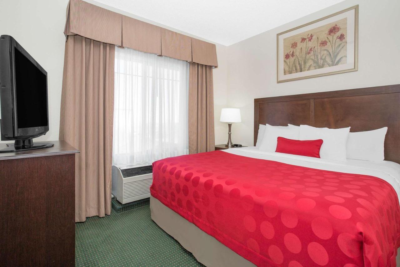 Ramada By Wyndham Denver International Airport Экстерьер фото