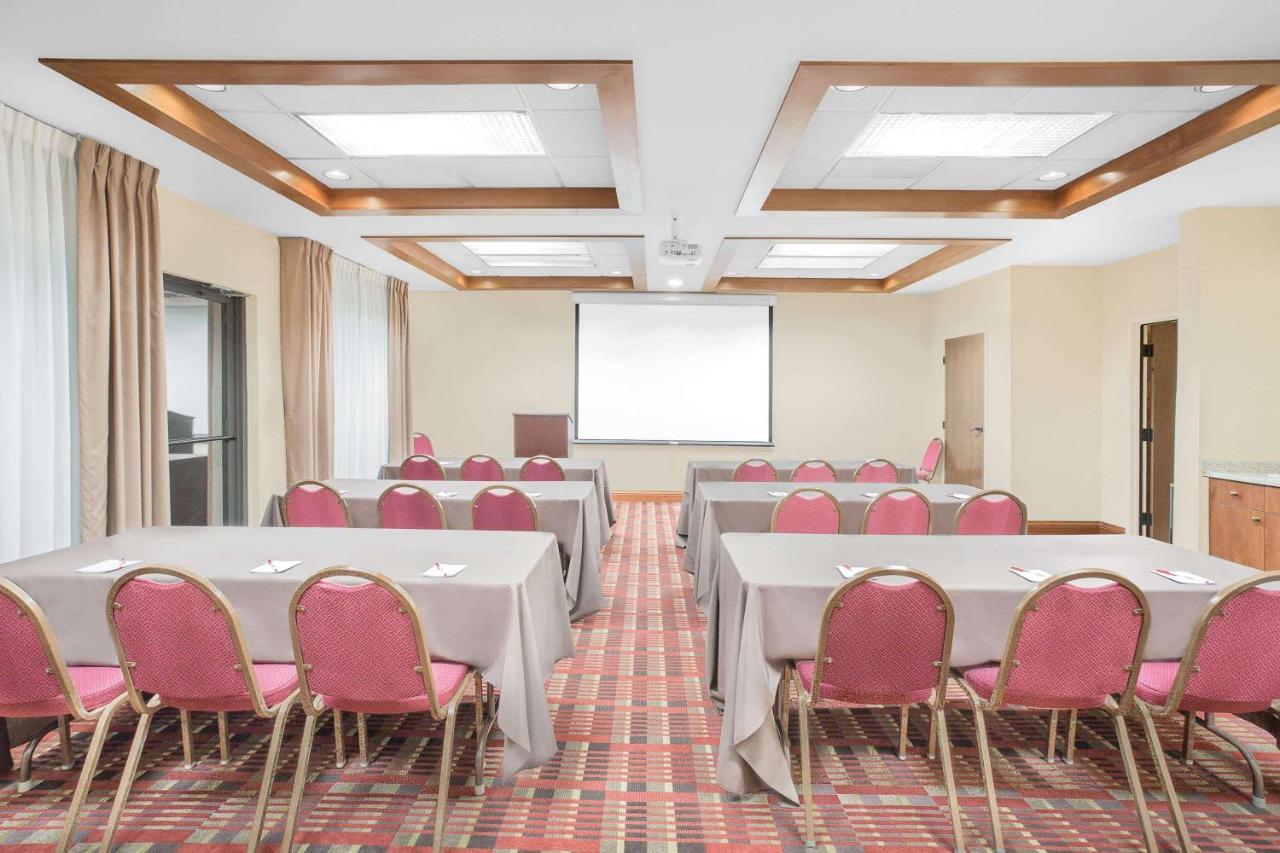 Ramada By Wyndham Denver International Airport Экстерьер фото