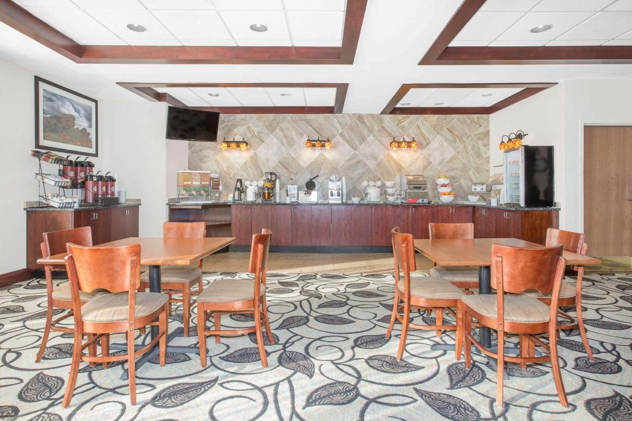 Ramada By Wyndham Denver International Airport Экстерьер фото