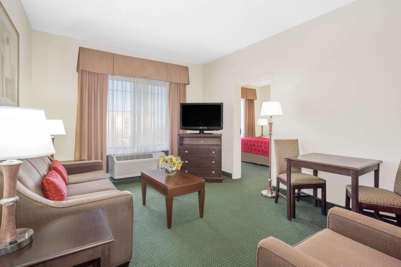 Ramada By Wyndham Denver International Airport Экстерьер фото
